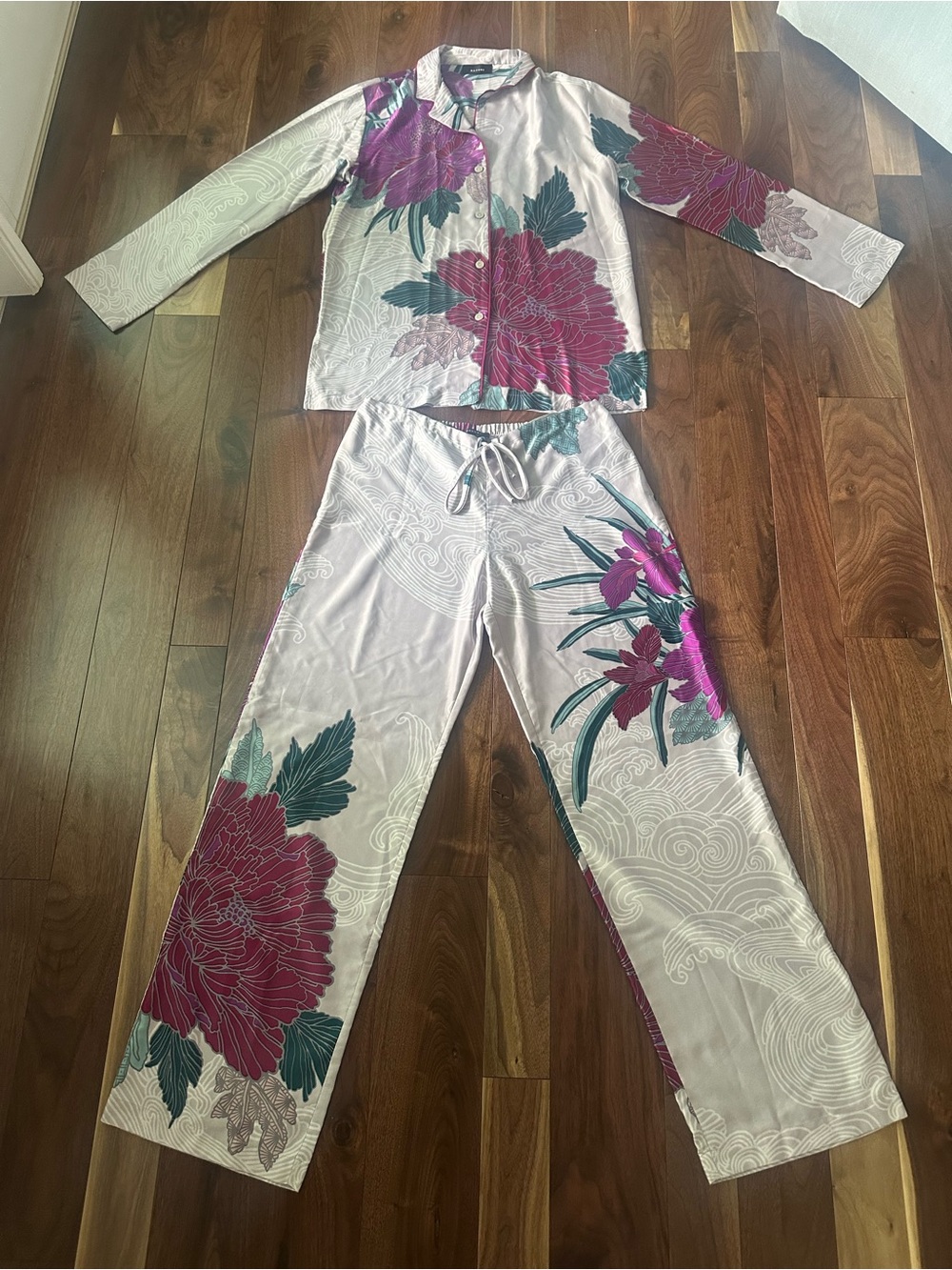 Natori Silky Peony Blossom Notch PJ Set; Size XS - Picture 2 of 9
